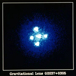 Einstein-Kreuz-Quasar: Gravitationslinse G2237+0305.